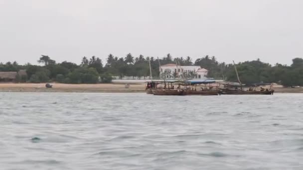 Toeristenmenigte drijft in een Afrikaanse boot door de oceaan op een excursie, Zanzibar — Stockvideo