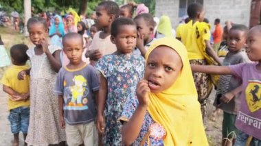 Afrika 'nın Zanzibar köyündeki Kameraya Bakan Yerel Afrikalı Çocuklar