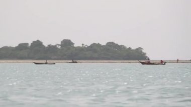 Afrika Balıkçıları Eski Küçük Tahta Tekneler Üzerinde Okyanusta Balıklar, Zanzibar, Afrika