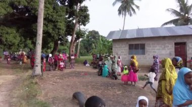 Yerel bir köy olan Zanzibar 'da Afrika Düğününde Meraklı Yerel Çocuklar Kalabalığı