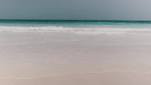 Tropical Sea Waves in Turquoise Ocean Water on Paradise Sandy Beach. Zanzibar. — Stock Video