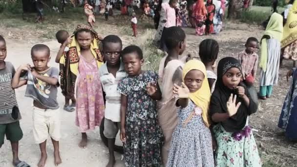 Happy Local African Kids Funny Waving Hand and Curious Looking, Zanzibar Village — Vídeo de Stock