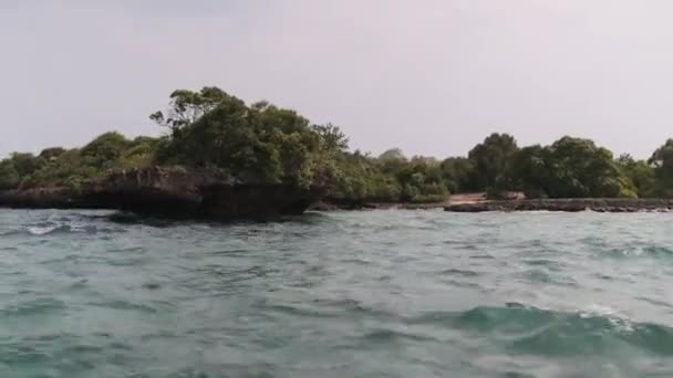 Lagúna Kwale-szigeten Menai Bay-ben, mangrove zátonyokkal és sziklákkal, Zanzibár — Stock videók