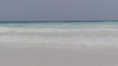 Turkuaz Okyanus Suyu 'ndaki Tropikal Deniz Dalgaları Cennet Sandy Sahili' nde. Zanzibar.
