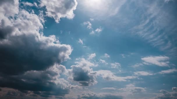 Gri Kümülüs Bulutlarının Zaman Çizelgesi Mavi Dramatik Gökyüzünde, Cirrus Bulutu Uzayında — Stok video