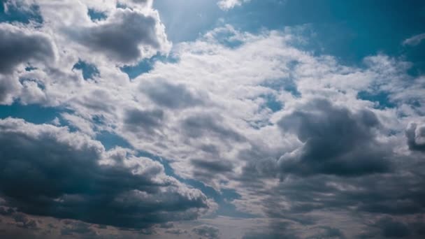 Timelapse of Gray Cumulus Chmury porusza się w Blue Dramatic Sky, Cirrus Cloud Space — Wideo stockowe