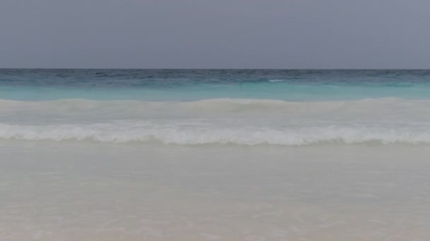 Turkuaz Okyanus Suyu 'ndaki Tropikal Deniz Dalgaları Cennet Sandy Sahili' nde. Zanzibar. — Stok video