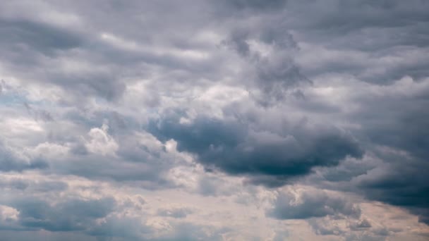 Timelapse του γκρι σύννεφα Cumulus κινείται σε μπλε δραματικό ουρανό, Cirrus σύννεφο χώρου — Αρχείο Βίντεο