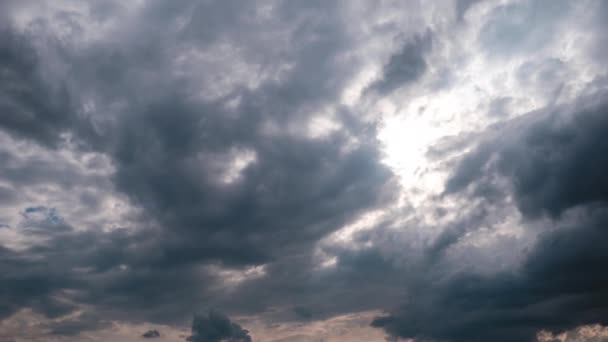 Timelapse di nuvole di cumulo grigio si muove in cielo blu drammatico, spazio nuvola Cirrus — Video Stock