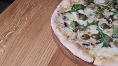 Restoranda Tahta Masa 'da İştah açıcı Pizza.