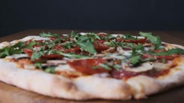 Restoranda Tahta Tahtada İştah açıcı Pizza