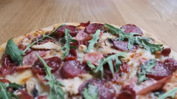 Aptitretare Pizza på en träskiva i en restaurang — Stockvideo