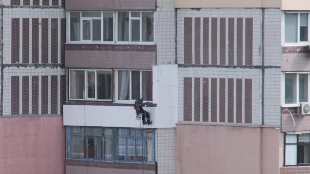 Industrial Alpinism. Climber using Styrofoam Insulation Facade of Building — Stock Video