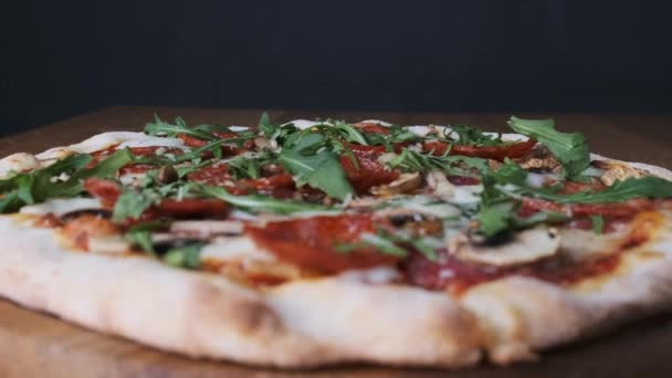 Pizza eten op een houten plank in een restaurant — Stockvideo
