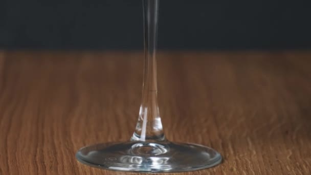 Glögg vin i ett glas med sugrör i restaurang på svart bakgrund — Stockvideo