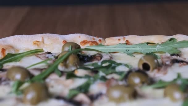 Pizza apetecible en una mesa de madera en un restaurante — Vídeos de Stock