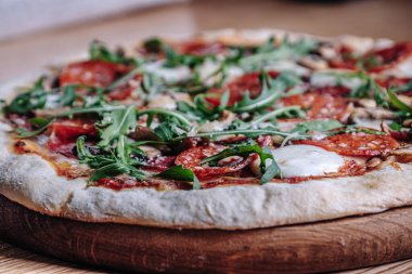 Restoranda Tahta Tahtada İştah açıcı Pizza