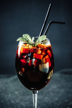 Kara Arkaplan Restoranında Çubuklarla Bir Kadehte Sıcak Şarap