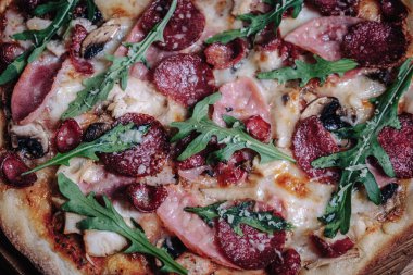 Lokantadaki Tahta Tahtada İştah açıcı Pizza Manzarası