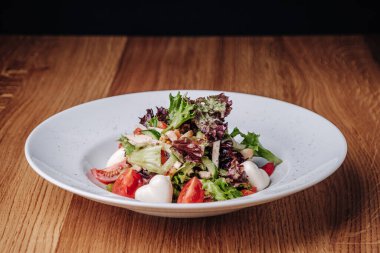 Restoranda Tahta Masada duran Salatalı Beyaz Tabak