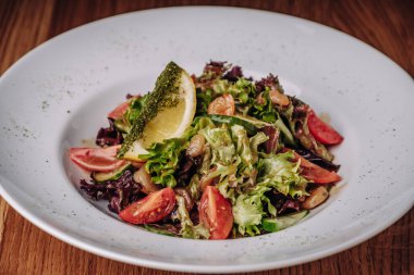 Restoranda Tahta Masada duran Salatalı Beyaz Tabak