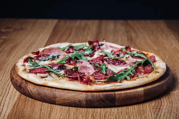 Restoranda Tahta Tahtada İştah açıcı Pizza