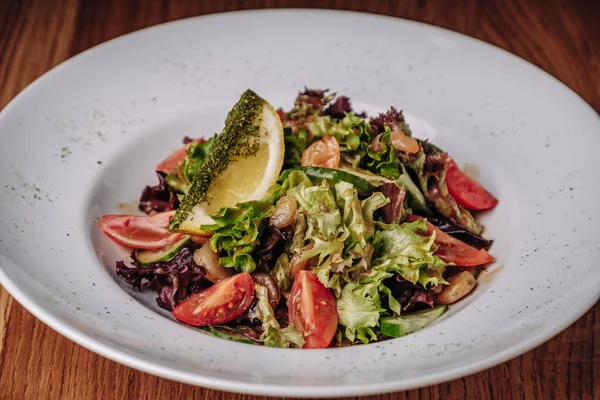 Restoranda Tahta Masada duran Salatalı Beyaz Tabak