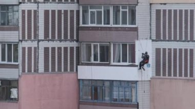 Endüstriyel dağcılık. Bina Biçimlendirme Görünümü kullanarak Tırmanıcı