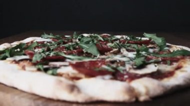Restoranda Tahta Tahtada İştah açıcı Pizza