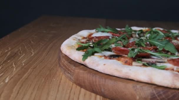 Pizza appétissante sur une planche de bois dans un restaurant — Video