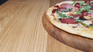 Restoranda Tahta Tahtada İştah açıcı Pizza
