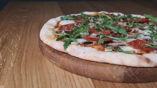 Aptitretare Pizza på en träskiva i en restaurang — Stockvideo