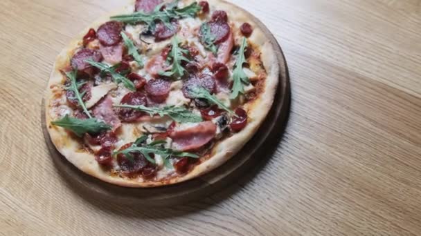 Аппетитная пицца на деревянной доске в ресторане — стоковое видео