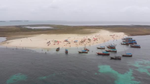 Menai Körfezi, Zanzibar 'da Turistler ve Teknelerle Kaybolan Ada — Stok video
