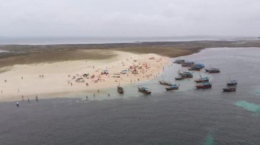 Menai Körfezi, Zanzibar 'da Turistler ve Teknelerle Kaybolan Ada