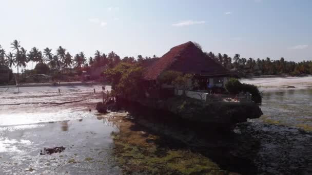 Das Rock Restaurant in Ocean, gebaut auf einer Klippe bei Ebbe auf Sansibar, Luftaufnahme — Stockvideo