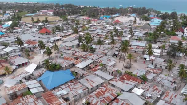 Vista aerea Bassifondi africani, Tetti sporchi di casa del villaggio locale, Zanzibar, Nungwi — Video Stock