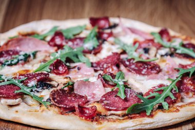 Restoranda Tahta Tahtada İştah açıcı Pizza