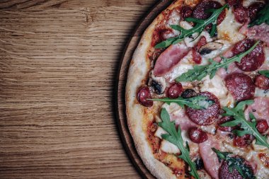 Lokantadaki Tahta Tahtada İştah açıcı Pizza Manzarası