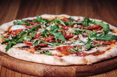 Restoranda Tahta Tahtada İştah açıcı Pizza