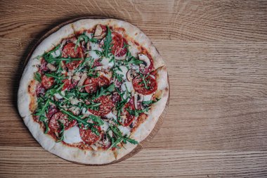 Lokantadaki Tahta Tahtada İştah açıcı Pizza Manzarası