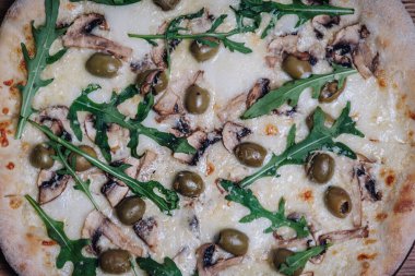 Restoranda Tahta Masa 'da İştah açıcı Pizza.