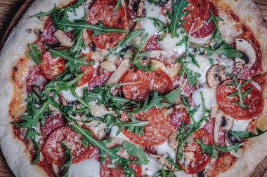 Lokantadaki Tahta Tahtada İştah açıcı Pizza Manzarası