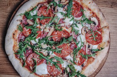 Lokantadaki Tahta Tahtada İştah açıcı Pizza Manzarası