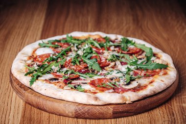 Restoranda Tahta Tahtada İştah açıcı Pizza