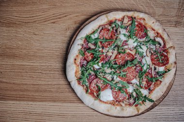 Lokantadaki Tahta Tahtada İştah açıcı Pizza Manzarası