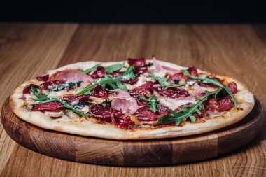 Restoranda Tahta Tahtada İştah açıcı Pizza