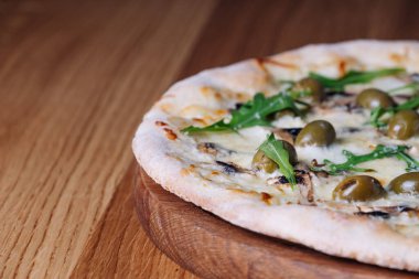 Restoranda Tahta Masa 'da İştah açıcı Pizza.