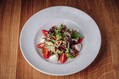 Restoranda Tahta Masada duran Salatalı Beyaz Tabak