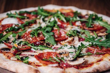 Restoranda Tahta Tahtada İştah açıcı Pizza